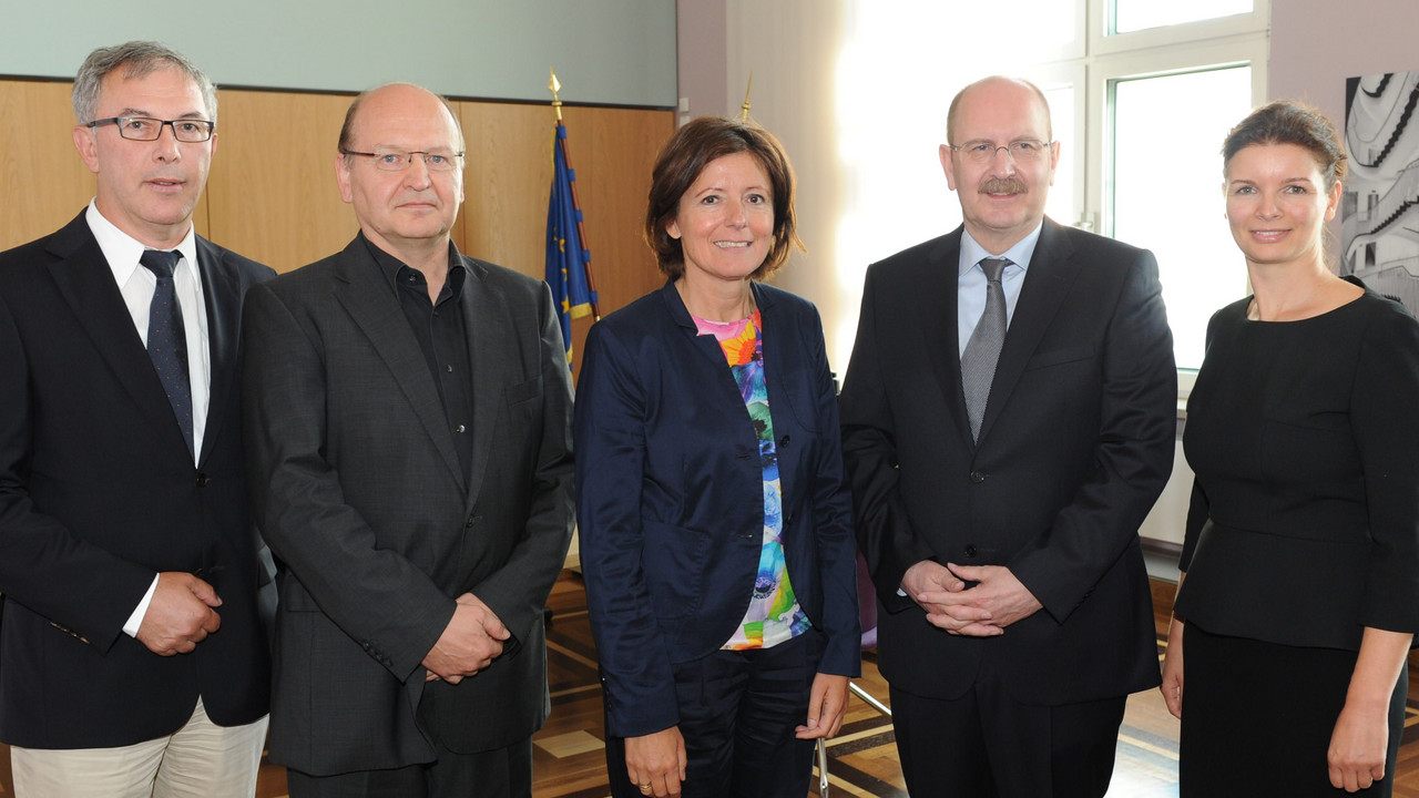 Ministerpräsidentin Malu Dreyer mit Vertreterinnen und Vertretern der Architektenkammer unter der Leitung ihres Präsidenten Gerold Reker. Bild: Kristina Schäfer