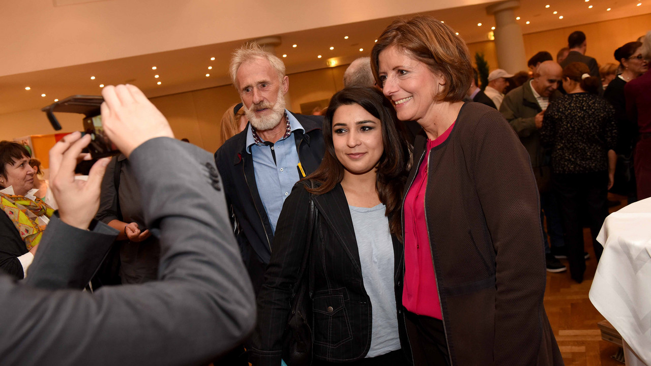 Ministerpräsidentin Malu Dreyer macht ein Foto mit einer Besucherin des Bürgerempfangs