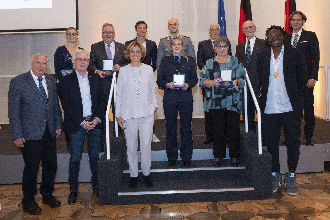 Ministerpräsidentin Malu Dreyer mit den Preisträgerinnen und Preisträger der Sportplakette 2020 und 2021 