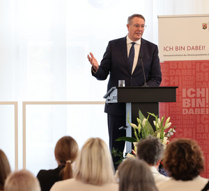 Ministerpräsident Alexander Schweitzer spricht bei der Abschlussfeier der ersten Staffel des Landesprojekts „Engagierte Kommune“.