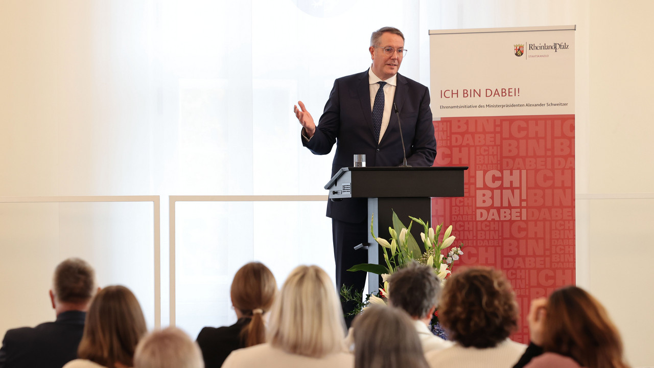 Ministerpräsident Alexander Schweitzer spricht bei der Abschlussfeier der ersten Staffel des Landesprojekts „Engagierte Kommune“.