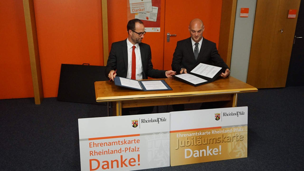 Chef der Staatskanzlei Clemens Hoch (links) und Bürgermeister Dr. Dennis Nitsche   