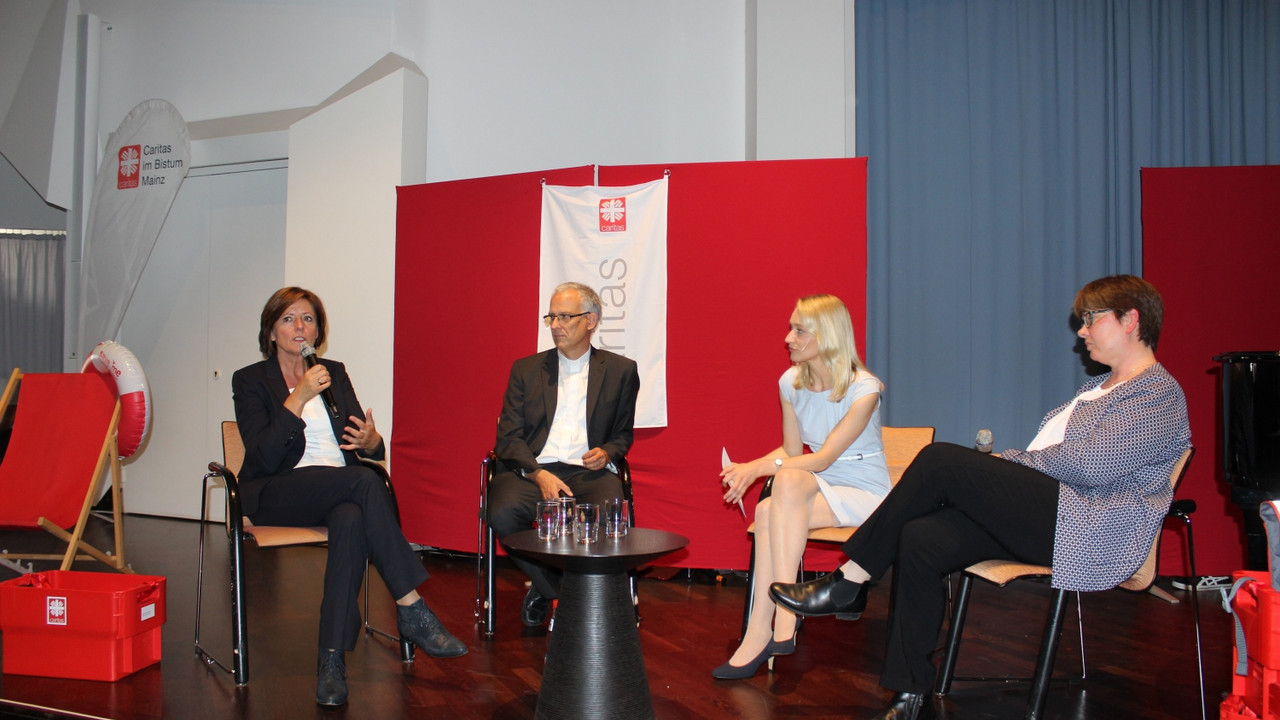 Ministerpräsidentin Malu Dreyer beim Festakt 100 Jahre Caritas im Bistum Mainz, hier bei der Talkrunde "Caritas heute"