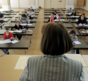 Lehrerin überwacht Abitur; Bild: dpa