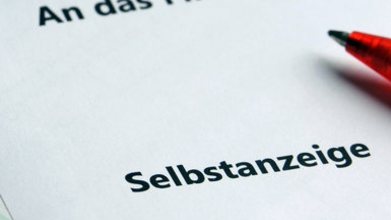 Symbolbild, Schreiben Selbstanzeige; Bild: dpa