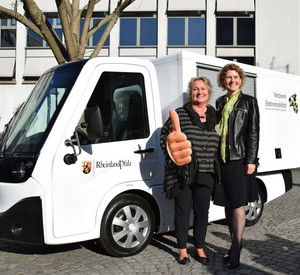Wirtschaftsministerin Eveline Lemke und Integrationsministerin Irene Alt vor dem neuen Elektro-Postbus; Bild: Wirtschaftsministerium RLP