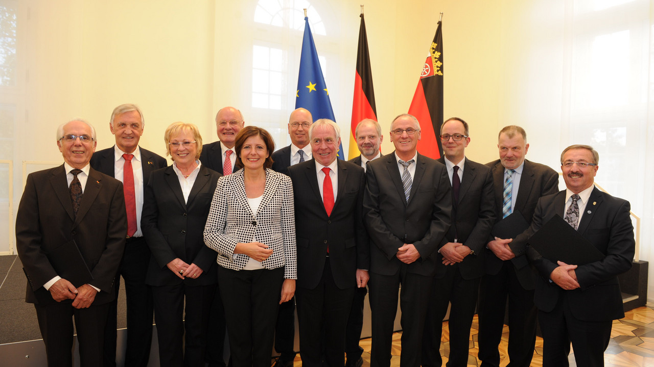 Ministerpräsidentin Malu Dreyer mit den neu ernannten Justiz-, Ökonomie- und Sanitätsräten