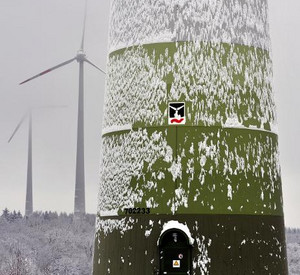 Windkraftanlagen im Hochwald zwischen Trier und Hermeskeil im Schnee; Bild: dpa