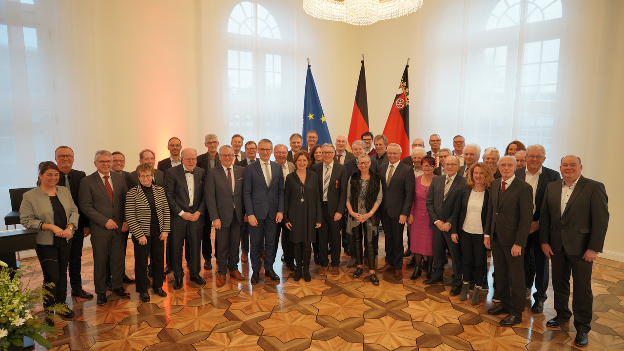 Ministerpräsidentin Malu Dreyer überreicht Jürgen Grünwald aus Waldbreitbach das Bundesverdienstkreuz am Bande.