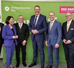 Ministerpräsident Alexander Schweitzer und Wirtschaftsministerin Daniela Schmitt würdigen den Präsidenten der Handwerkskammer (HWK) Trier, Rudi Müller.