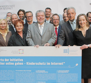 Die Ministerpräsidenten Kurt Beck und Stanislaw Tillich, Bundesjugendministerin Kristina Schröder sowie zahlreiche Vertreterinnen und Vertreter der Wirtschaft und des Kinder- und Jugendschutzes nach der Unterzeichnung der Charta „sicher online gehen";