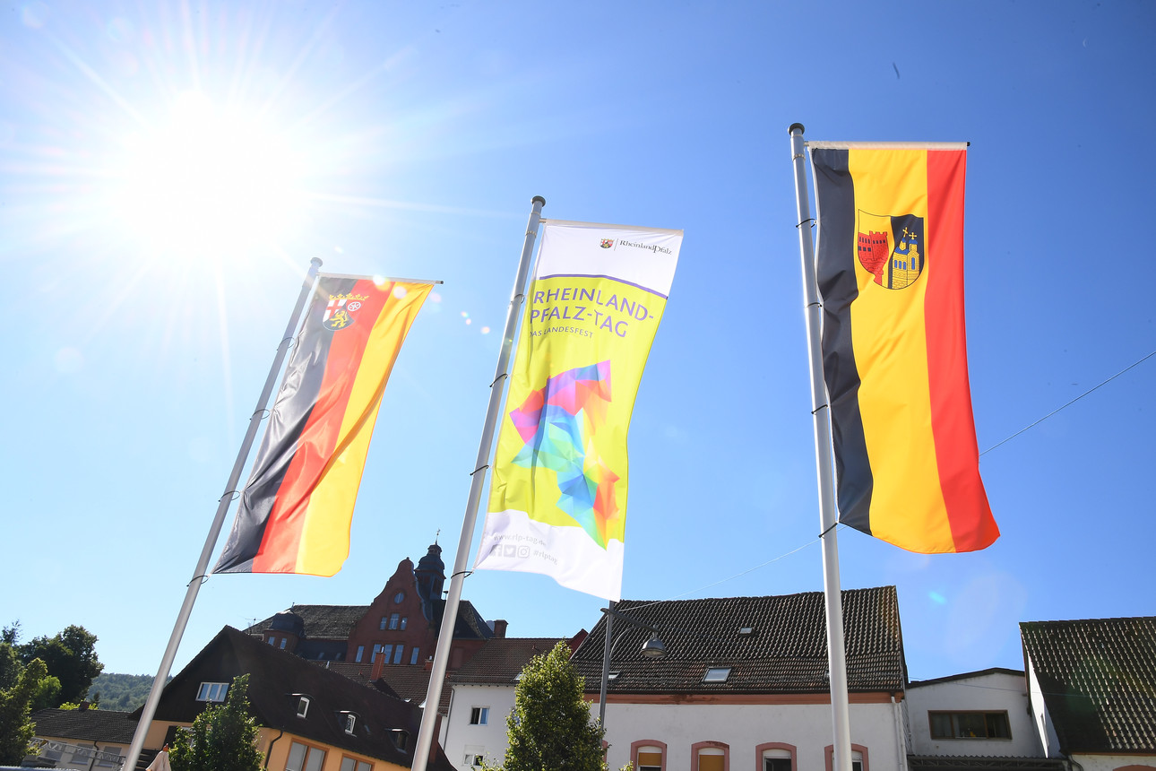 Vom 28. bis 30. Juni 2019 haben rund 100.000 Besucherinnen und Besucher den 35. Rheinland-Pfalz-Tag in der Trifelsstadt Annweiler gefeiert. Mit insgesamt vier Schwerpunktthemen, das Historische -, das Kulinarische -, das Aktive - sowie das Innovative Trifelsland, konnte die Region und insbesondere die Stadt, welche auch ihr 800-jähriges Stadtrechtsjubiläum feierte, auf vielfältige Weise erlebt und entdeckt werden.