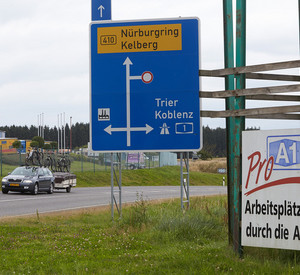 Ein Schild wirbt bei Kelberg (Rheinland-Pfalz) für den weiteren Ausbau der Autobahn A1.