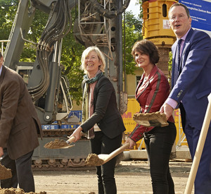 Generaldirektor des RGZM Falko Daim, Finanzministerin Doris Ahnen, Bildungsministerin Vera Reiß und Oberbürgermeister der Stadt Mainz, Michael Ebling (v.l.n.r.) beim Spatenstich für das Archäologische Zentrum Mainz.