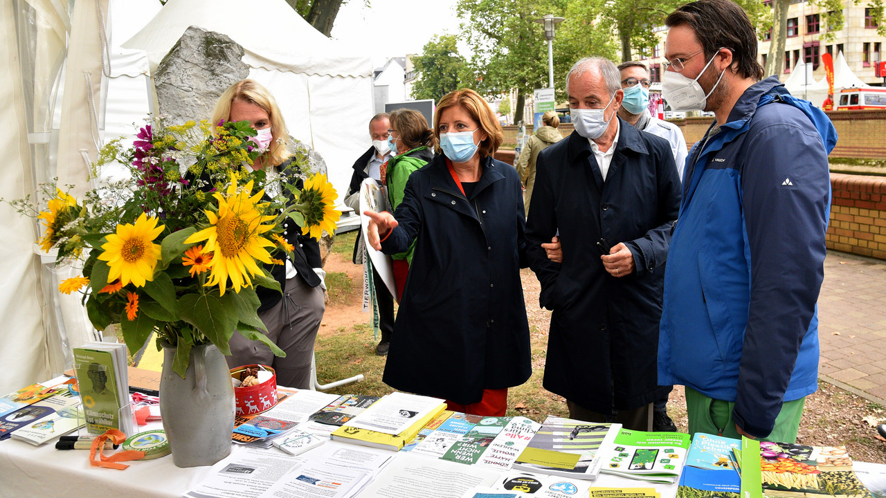 Ministerpräsidentin Malu Dreyer besichtigt einen Stand auf dem Ehrenamtstag