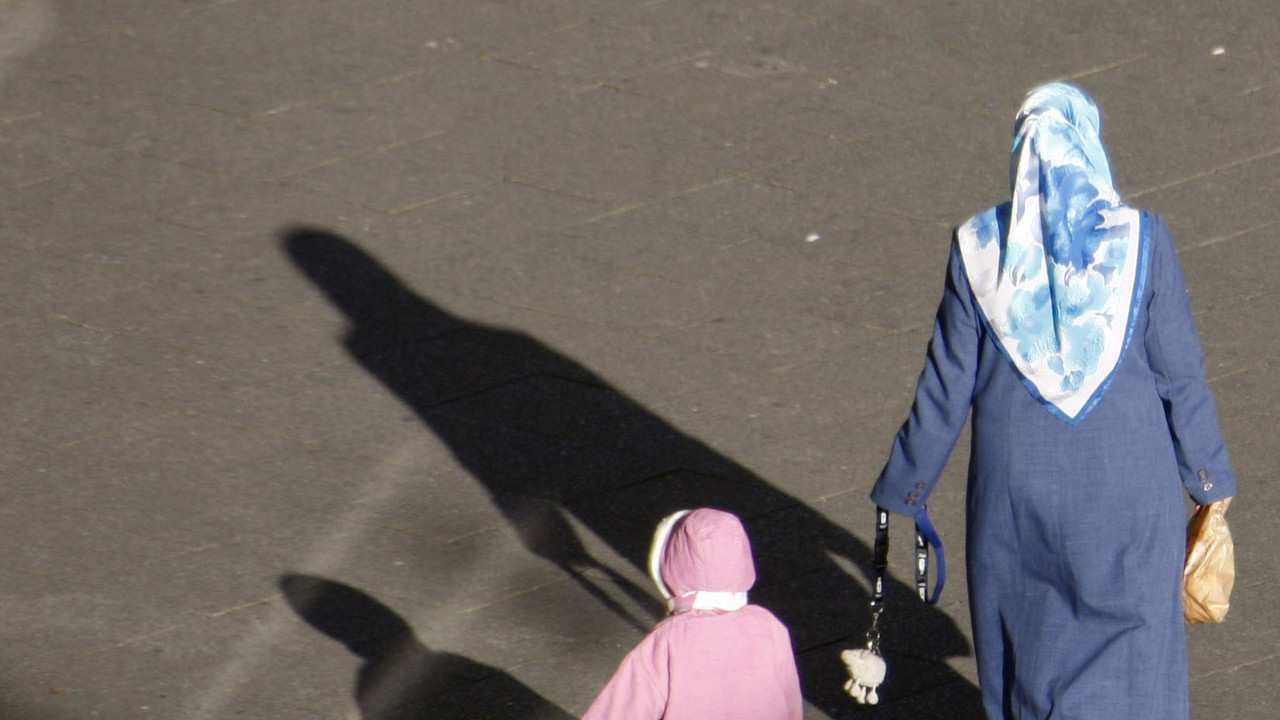 Frau und Kind mit Migrationshintergrund; Bild: dpa