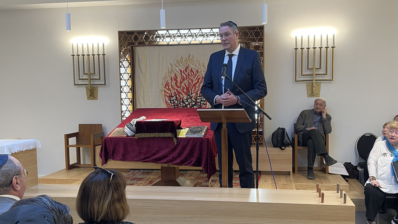 Ministerpräsident Alexander Schweitzer bei der Wiedereröffnung der Synagoge in Kaiserslautern