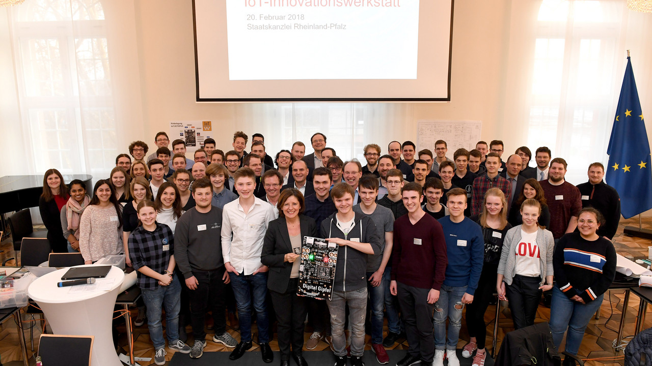 Die Teilnehmerinnen und Teilnehmer der Internet of Things - Innovationswerkstatt Rheinland-Pfalz in der Staatskanzlei mit Ministerpräsidentin Malu Dreyer.