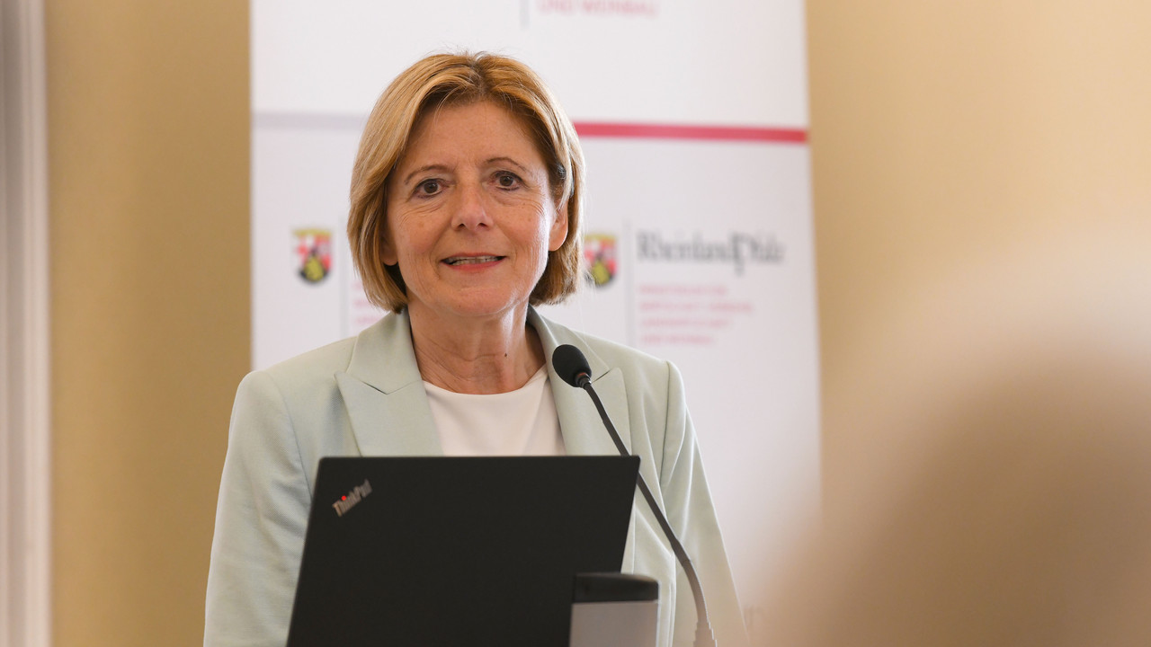 Ministerpräsidentin Malu Dreyer bei der Siegerehrung des KIPKI-Wettbewerbs.
