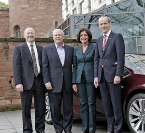 Von links: Stephen J. Girsky, Vizevorsitzender von GM, Daniel F. Akerson, Vorsitzender von GM, Ministerpräsidentin Malu Dreyer und Dr. Karl-Thomas Neumann, Vorstandsvorsitzender der Adam Opel AG; Bild: Alexander Heimann/© Staatskanzlei.