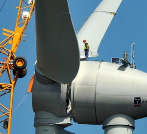 Rotormontage bei einer Windkraftanlage; Bild: dpa