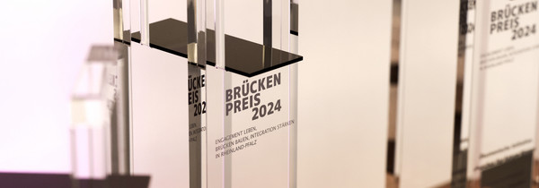 Auf dem Bild ist die Trophäe des Brückenpreises 2024 zu sehen.
