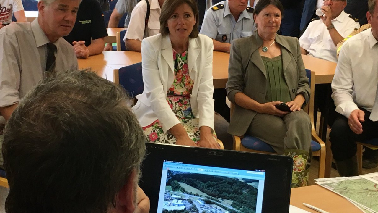 Ministerpräsidentin Malu Dreyer und Umweltministerin Ulrike Höfken machen sich in Herrstein ein Bild von der Lage nach den heftigen Unwettern in Rheinland-Pfalz.
