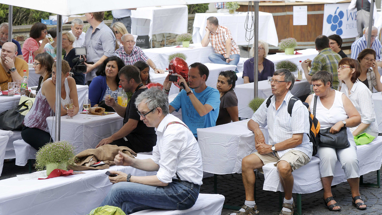 Gute Stimmung beim Bühnenprogramm im Hof der Staatskanzlei