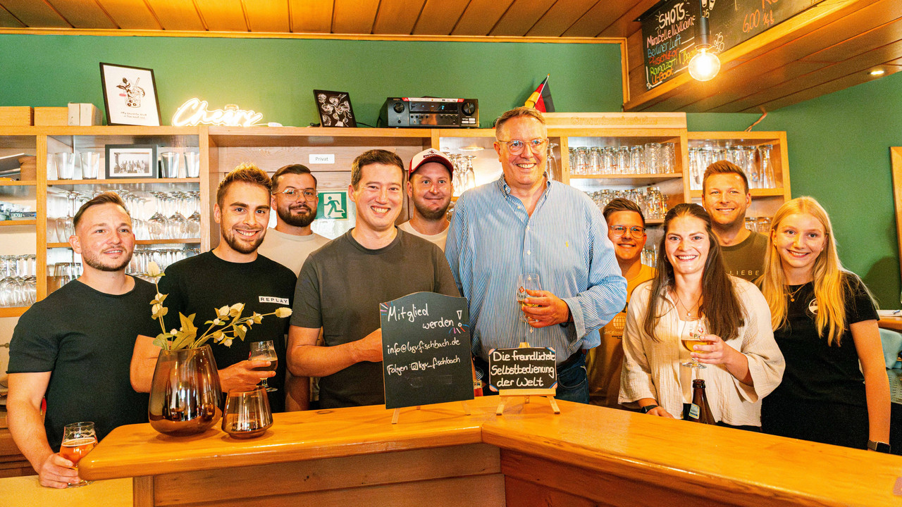 Ministerpräsident Alexander Schweitzer in der Grenzbachstube in Fischbach