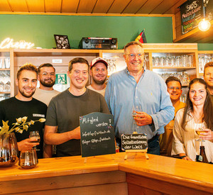 Ministerpräsident Alexander Schweitzer in der Grenzbachstube in Fischbach