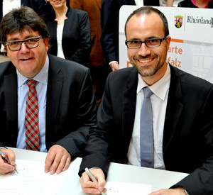 Der Chef der Staatskanzlei, Clemens Hoch, und der Bürgermeister der VG Nassau, Udo Rau, bei der Unterzeichnung der Kooperationsvereinbarung
