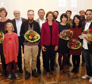 Ministerpräsidentin Malu Dreyer mit Studierenden und Lehrenden des Instituts für Künstlerische Keramik und Glas der Hochschule Koblenz