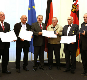 Ministerpräsident Kurt Beck mit den neuen Trägern der Landesverdienstmedaille; Bild: Sell / © Staatskanzlei