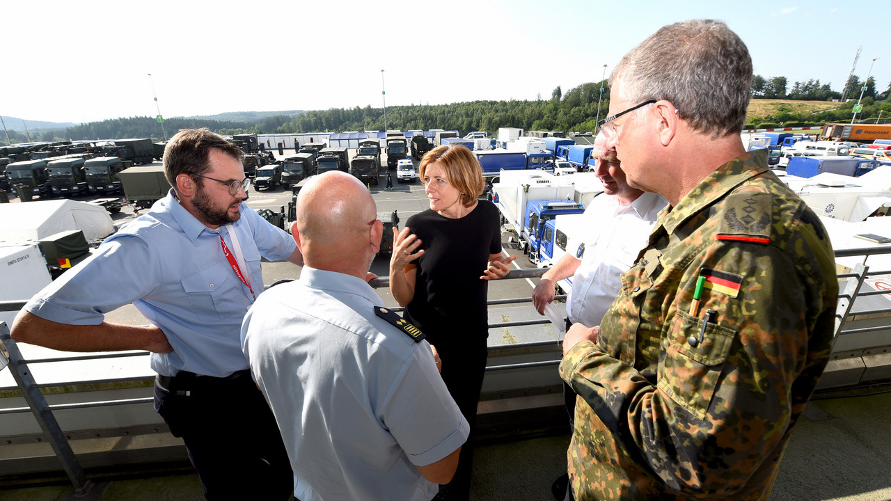Ministerpräsidentin Malu Dreyer besucht Einsatzkräfte am Nürburgring