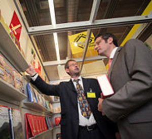 Minister Hendrik Hering mit dem Vorsitzenden des Verlags-Karrees Rheinland-Pfalz, Michael Adrian
