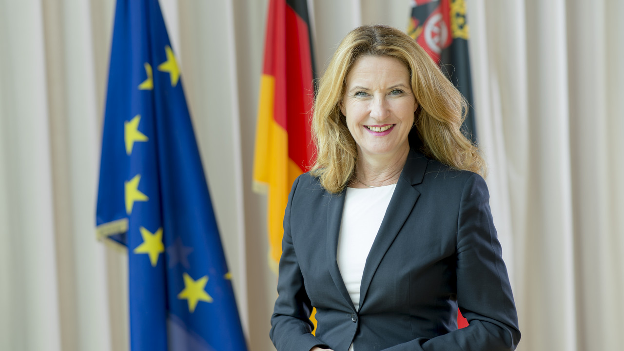 Staatssekretärin Heike Raab vor Europa- und Landesflaggen