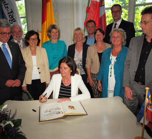 Eintrag in das goldene Buch der Stadt Neuwied; Bild: Staatskanzlei rlp