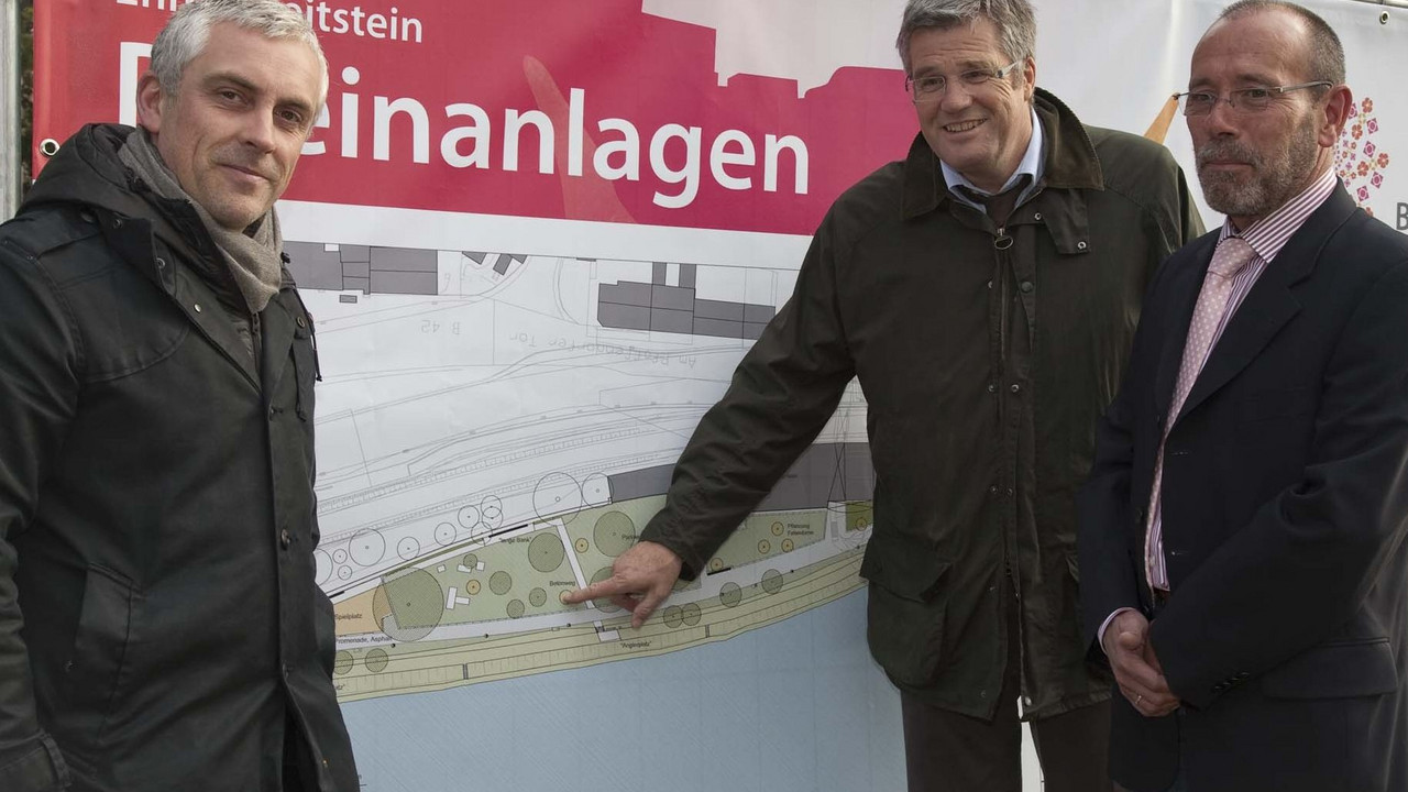 Die Pläne für das EhrenÂ­breitÂ­steiÂ­ner RheiÂ­nufer erklärÂ­ten (von links) Joachim Evers vom Bonner LandÂ­schaftsÂ­archiÂ­tekÂ­ten-Büro RMP, Buga-Chef HanÂ­speÂ­ter Faas und BauÂ­dezerÂ­nent Martin Prümm.