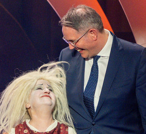 Ministerpräsident Alexander Schweitzer hat den Ehrenpreis des Landes Rheinland Pfalz an die Schweizer Clownin Gardi Hutter überreicht. 