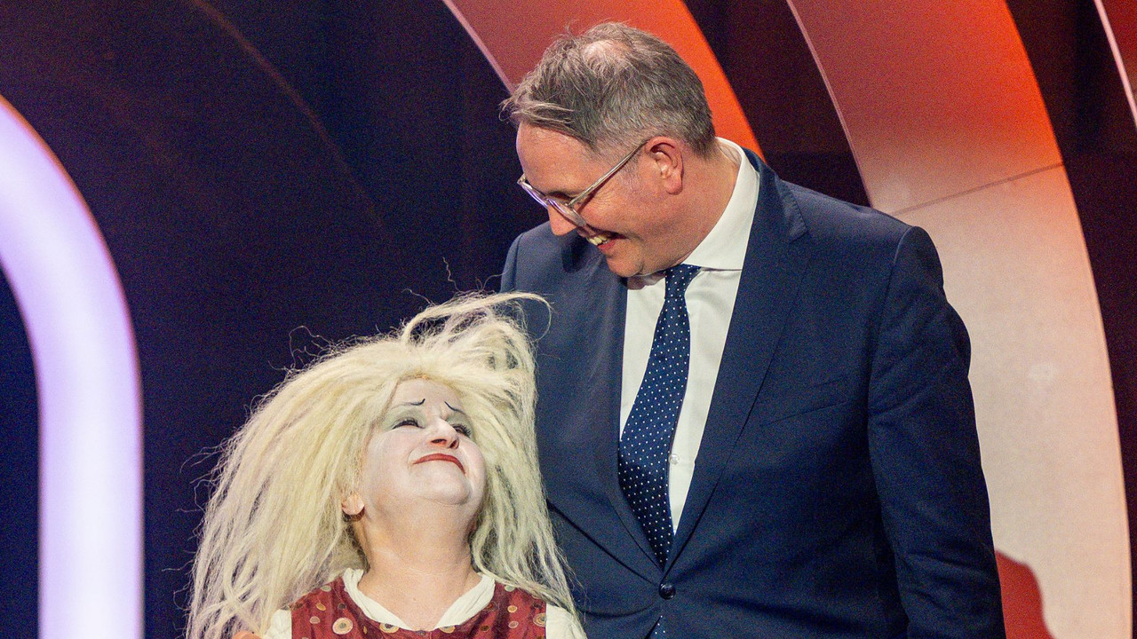 Ministerpräsident Alexander Schweitzer hat den Ehrenpreis des Landes Rheinland Pfalz an die Schweizer Clownin Gardi Hutter überreicht. 