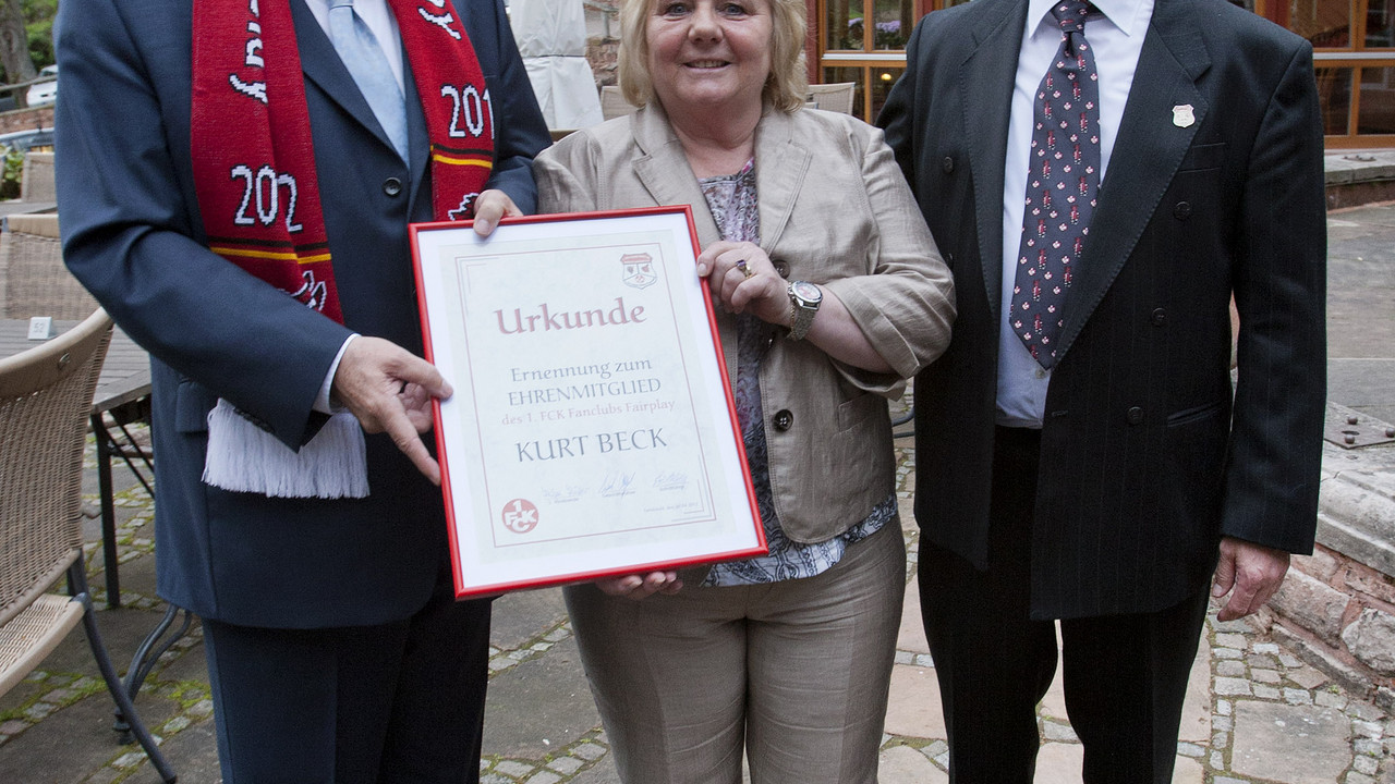 Überreichung der Ehrenmitgliedschaft an MP Beck, vl.: Ministerpräsident Kurt Beck, Helga und Erich Huber (Vorstand des 1.FCK Fanclub Fairplay); Bild: Ackermann/Staatskanzlei