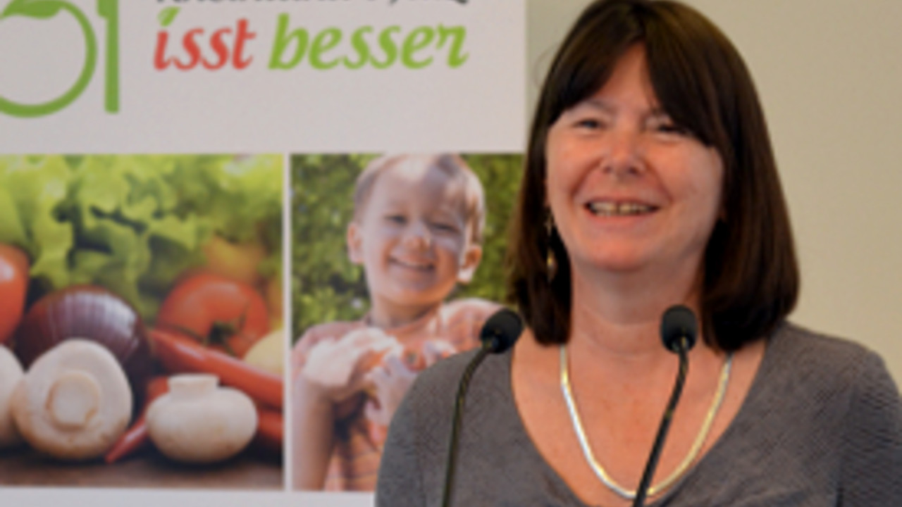 Ernährungsministerin Ulrike Höfken hat im Rahmen der Grünen Woche 2013 das neue Landesprojekt „Regional und Bio – Wir bitten zu Tisch“ gestartet; Bild: MULEWF
