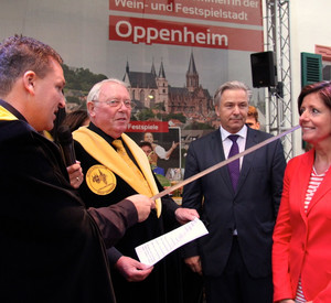 Malu Dreyer wird zur Weinfreifrau der Stadt Oppenheim; Bild: Stadt Oppenheim / www.stadt-oppenheim.de