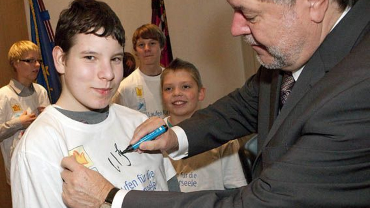 Ministerpräsident Beck mit den Kindern; Bild: Bauer