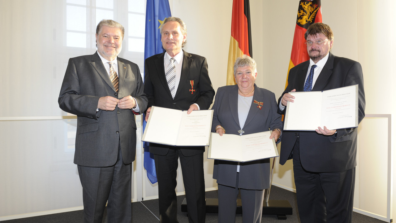 vl. Ministerpräsident Kurt Beck, Armin Baumert, Diana Dietrich, Siegward Dittmann; Bild: Peter Pulkowski / © Staatskanzlei