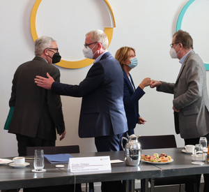 Ministerpräsidentin Malu Dreyer berät sich mit Landrätin Cornelia Weigand und den Bürgermeistern aus dem Ahrtal