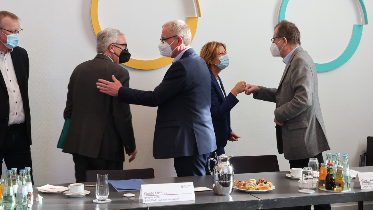 Ministerpräsidentin Malu Dreyer berät sich mit Landrätin Cornelia Weigand und den Bürgermeistern aus dem Ahrtal