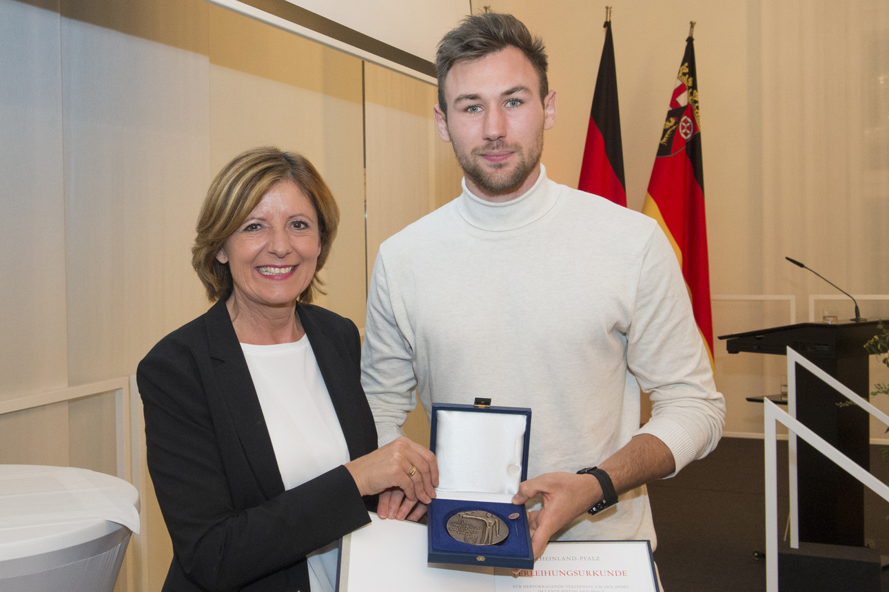 Ministerpräsidentin Malu Dreyer überreicht die Sportplakette