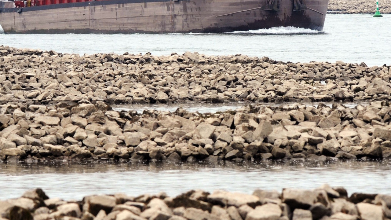 Binnenschiff auf dem Rhein bei Niedrigwasser. Bild: dpa