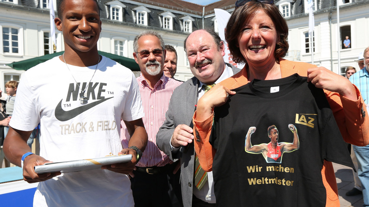 Ministerpräsidentin Malu Dreyer hat Stabhochspringer Raphael Holzdeppe bei seiner Ankunft in Zweibrücken willkommen geheißen und ihm zur Goldmedaille bei der Leichtathletik-WM in Moskau gratuliert. Bilder: Marco Wille / © Staatskanzlei